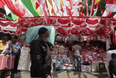 Keluh Kesah Pedagang Bendera Merah Putih Terlindas Belanja Online  