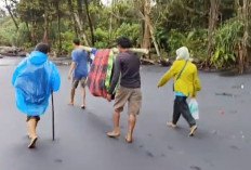 Perjuangan Warga Terpencil,  Tandu Ibu Melahirkan Susuri Pantai Meski Cuaca Ekstrem