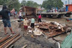 Gelombang Laut Hancurkan Gudang Ikan dan Warung di Kuala Stabas