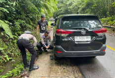 Tunjukkan Kepedulian, Satlantas Polres Lambar Bantu Pengemudi Pecah Ban di Jalan Liwa-Krui