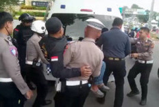 Aksi Heroik Polisi Tangani Kecelakaan Saat Macet Parah di Puncak