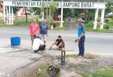 Bersama Warga,  Mas BK Perbaiki Kerusakan Jalan 