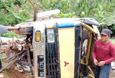 Alami Rem Blong, Truk Muatan Material Terjun ke Jurang 