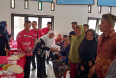 Camat Monitor Penyaluran  Perdana BLT-DD  Tugumulya