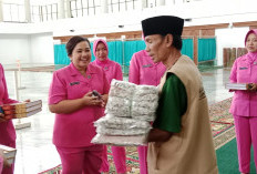 Ibu Bhayangkari Polres Lambar Sumbangkan Al-Qur’an dan Mukena