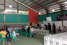 Kegiatan Pleno Rekapitulasi Pemilu di PPK Sumberjaya Lancar