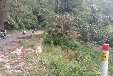 TAK KUNJUNG DITANGANI, Pengendara Keluhkan Jalan Rusak 