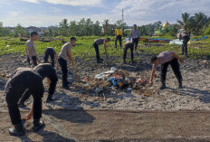 Sambut Hari Bhayangkara ke-78, Polres Pesisir Barat Bersihkan Sampah di Pantai Kuala Stabas