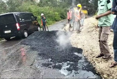 Warga Protes Pengaspalan Saat   Hujan di Jalur Liwa - OKU Selatan