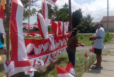 Ngais Rejeki di HUT Kemerdekaan RI, Pria Asal Garut Jual Bendera Merah Putih Hingga ke Pesisir Barat