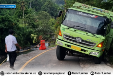 Truk Hino Terperosok di Jalan Amblas KM 22 Kubuperahu, Lalu Lintas Liwa-Krui Terganggu