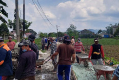 Warga Sukamenanti Swadaya  Bangun Jalan Beton 215 Meter 