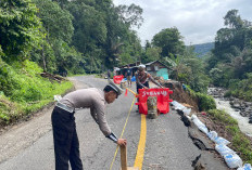 Jalan Amblas Semakin Parah, Polres Lampung Barat Kerahkan Personel Amankan Lalu Lintas