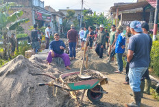 Camat Apresiasi Upaya Warga  Tugumulya Perbaiki Jalan Rusak
