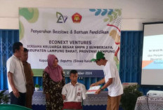 Rezki Saputra Terima Bantuan  Pendidikan Dari Econext Ventures