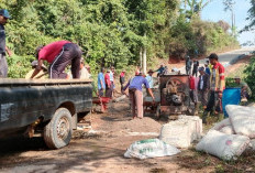 TIDAK INGIN BERPANGKU TANGAN, Warga Atarbawang Swadaya Perbaiki Kerusakan Jalan