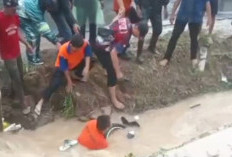 Seorang Pengendara   Motor Masuk Parit