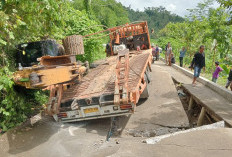 Dilintasi Truk Muatan Alat Berat,  Jalan Sukabumi-Suoh Amblas 
