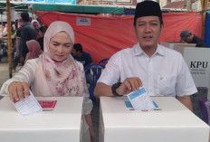 Didampingi Istri, Cabup 01 Dedi Irawan Nyoblos di TPS 01 Kelurahan Pasarkota Krui