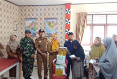 Bansos Sembako Lansia  di Waytenong Disalurkan