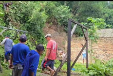 Warga Pasar Krui Bersihkan Tebing Terancam Longsor