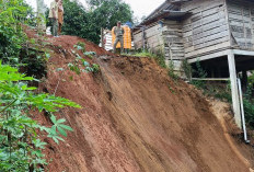 Longsor Ancam Jalan Utama di Way Ngison
