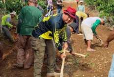 Sambut pembangunan Warga Sukajadi  Gotong Royong Tata Jalan Lingkar