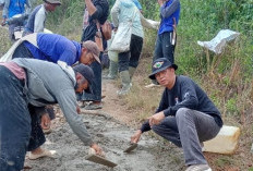 Diabaikan Pemerintah, Warga Bersama Anggota DPRD Turun Perbaiki Jalan Secara Swadaya 