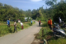 Warga-Aparat Pekon Bersih-bersih Jalan 