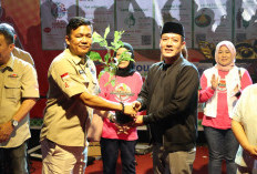Bupati Pesbar Terima 500 Bibit Seroja dari Komunitas TLCI