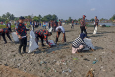 Polres Bersihkan Kawasan Wisata Pantai Kuala Stabas