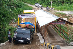 Satu Kendaraan Terjebak, Kendaraan Bermuatan Dilarang  Lintasi Jembatan Seranggas