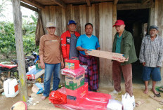 Wakili Pemkab Lambar, Camat Batubrak Serahkan Bantuan Korban Kebakaran 