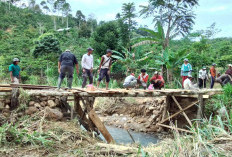Pasca Banjir, Warga Kotabesi Bangun Jembatan Darurat 