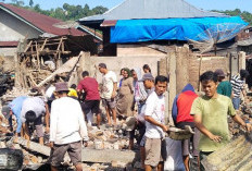 Warga Bersihkan Puing Sisa Kebakaran