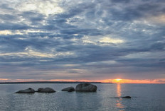 Pantai Awan Mendung,  Ruang Sunyi di Selatan Belitung