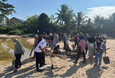 Turis Asing Ikut Bersih-bersih Pantai 