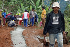 Tidak Masuk APBD 2025,  Jalan Pemkab di Karangagung Digarap Swadaya