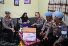 Tak Lupakan Pengabdian,  Polres Lambar Sambangi  Pensiunan PNS yang Sakit