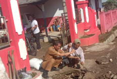 Warga dan Sekolah Gotong Royong  Perbaiki Drainase yang Tersumbat