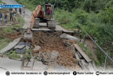 Tanggulangi Genangan Wayrobok, Dinas PUPR Kerahkan Excavator di Jalan Amblas Seranggas
