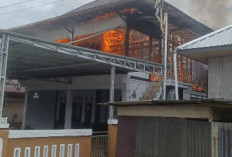 BREAKING NEWS! Satu Unit Rumah Panggung  di Gunung Sugih Lambar Terbakar