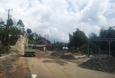 Pemprov Perbaiki Jalan Rusak  di Wilayah Bedeng Padang Cahya