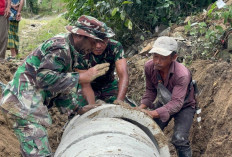 Bersama Rakyat, TNI Bangun Gorong-Gorong Jalan Pekon