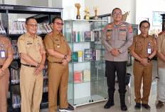 Kapolres Lambar Hibahkan  38 Buku ke Perpustakaan Daerah