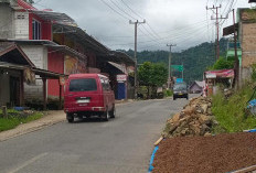 Tumpukan Material Batu di  Jalan Nasional Dikeluhkan 