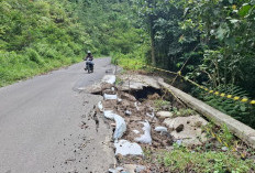 “PR” Infrastruktur Tak Kunjung Usai, Ruas Jalan Liwa-BTS Sumsel Amblas 