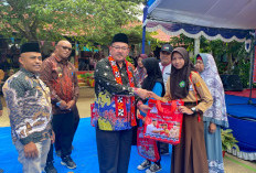 Hikami Pimpin Pembagian  Seragam Gratis di 3 Kecamatan