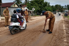 Jalinbar Dipenuhi Lumpur,  Aparat dan Warga Bergerak  Cepat Bersihkan Material