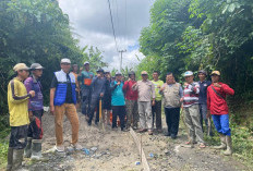 Jalan Kabupaten Diperbaiki Secara Swadaya 
